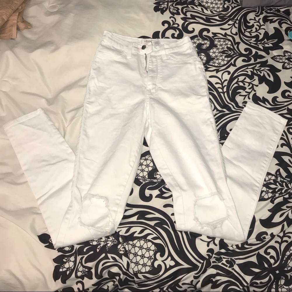 Brand new!! White distressed jeans
